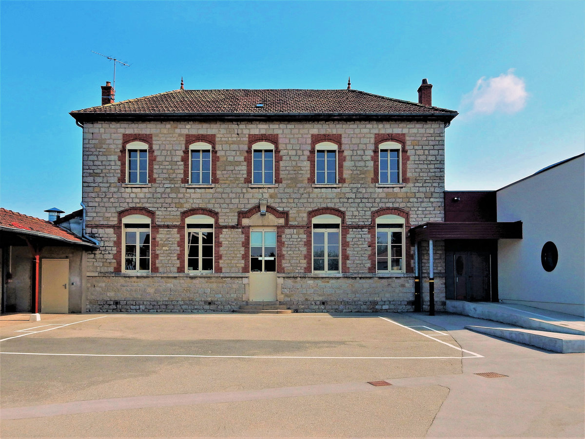 Montret, Schulhaus mit Anbau, Kindergarten und Grundschule - 11.04.2017