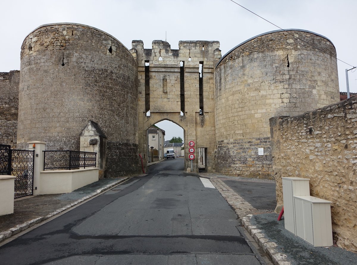 Montreuil-Bellay, Stadttor Porte Nouvelle, erbaut 1380 (09.07.2017)