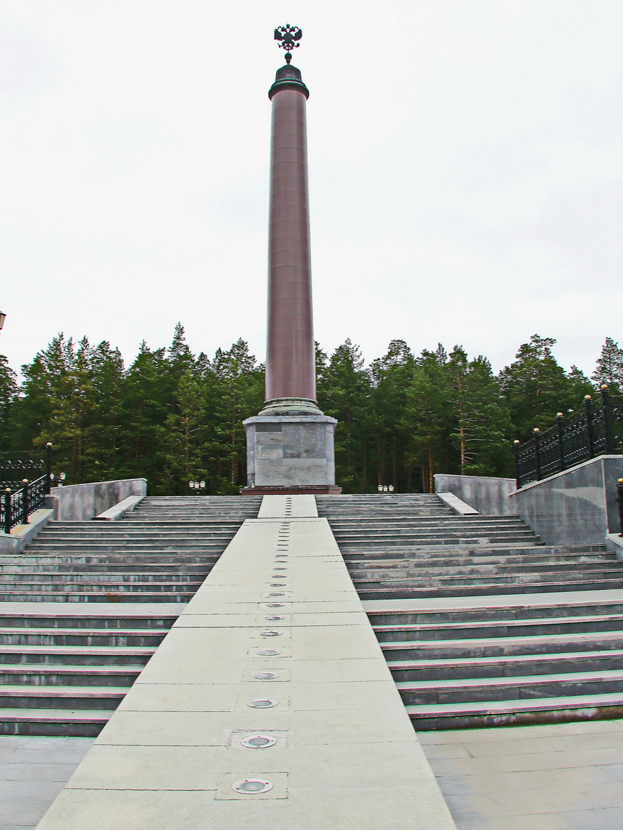Monument Europa–Asien am 12. September 2017 an der Zufahrt von der R242 nach Perwouralsk, ca. 40 km von Jekaterinburg entfernt.