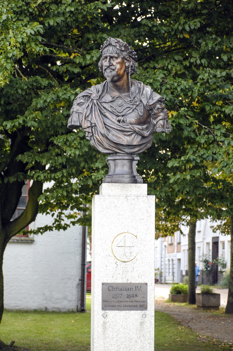 Monument von Knig Christian IV. Glckstadt wurde 1617 von Christian IV. (Dnemark und Norwegen) gegrndet, um dem wachsenden Hamburg einen Gegenpol zu bieten. Der Name Glckstadt und die Fortuna im Wappen standen sinnbildlich fr diesen Plan:„Dat schall glcken und dat mutt glcken, und denn schall se ok Glckstadt heten! (Christian IV.). Aufnahme: 22. September 2021.