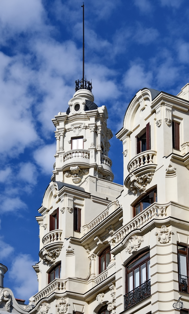 Monumentale Architektur an der Gran Va in Madrid. Das Gebude des Architekten Juan Martnez Zapata stammt aus dem Jahr 1914. (November 2022)