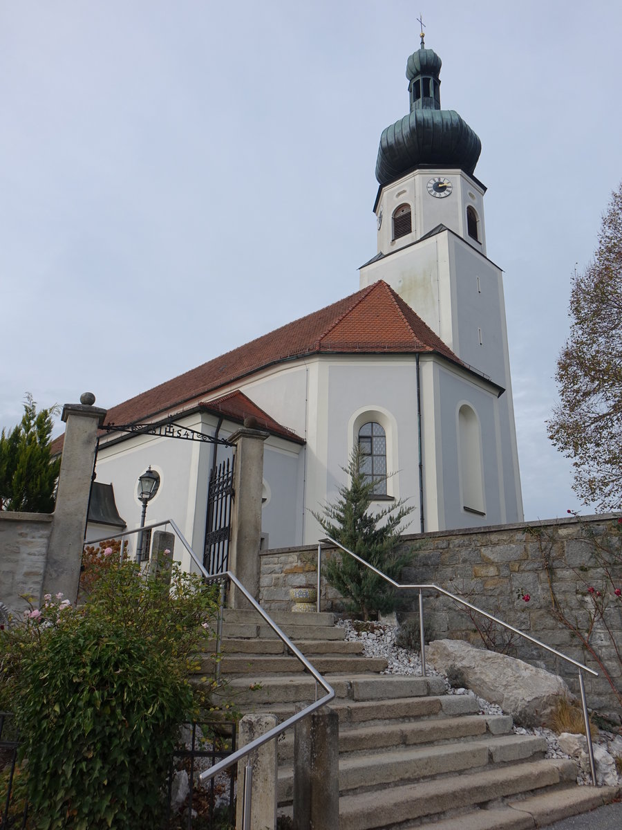 Moosbach, kath. Pfarrkirche St. Johannes der Tufer, sptgotisch erbaut bis 1490, barocker Umbau 1691 (04.11.2017)