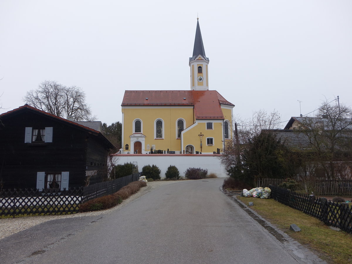 Moosthann, Pfarrkirche St. Jakob, Saalkirche mit eingezogenem Chor, Gliederung durch Lisenen am Chor und Putzbnderung, nrdlich Chorflankenturm mit abgesetztem Oberbau und Spitzhelm, barocker Bau von 1740 (28.02.2017)