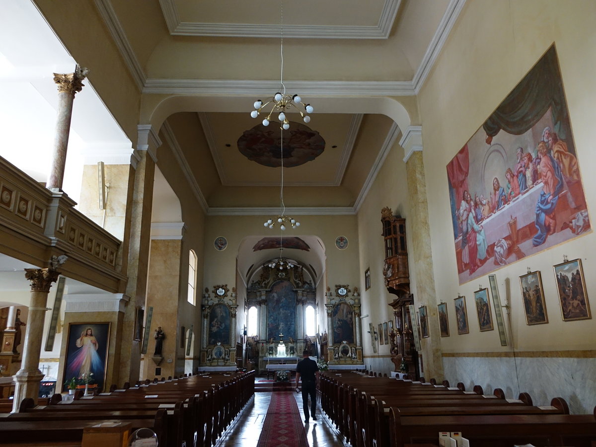 Mor, Innenraum der Kapuzinerkirche Hl. Dreifaltigkeit im elektrischen Stil (25.08.2018)