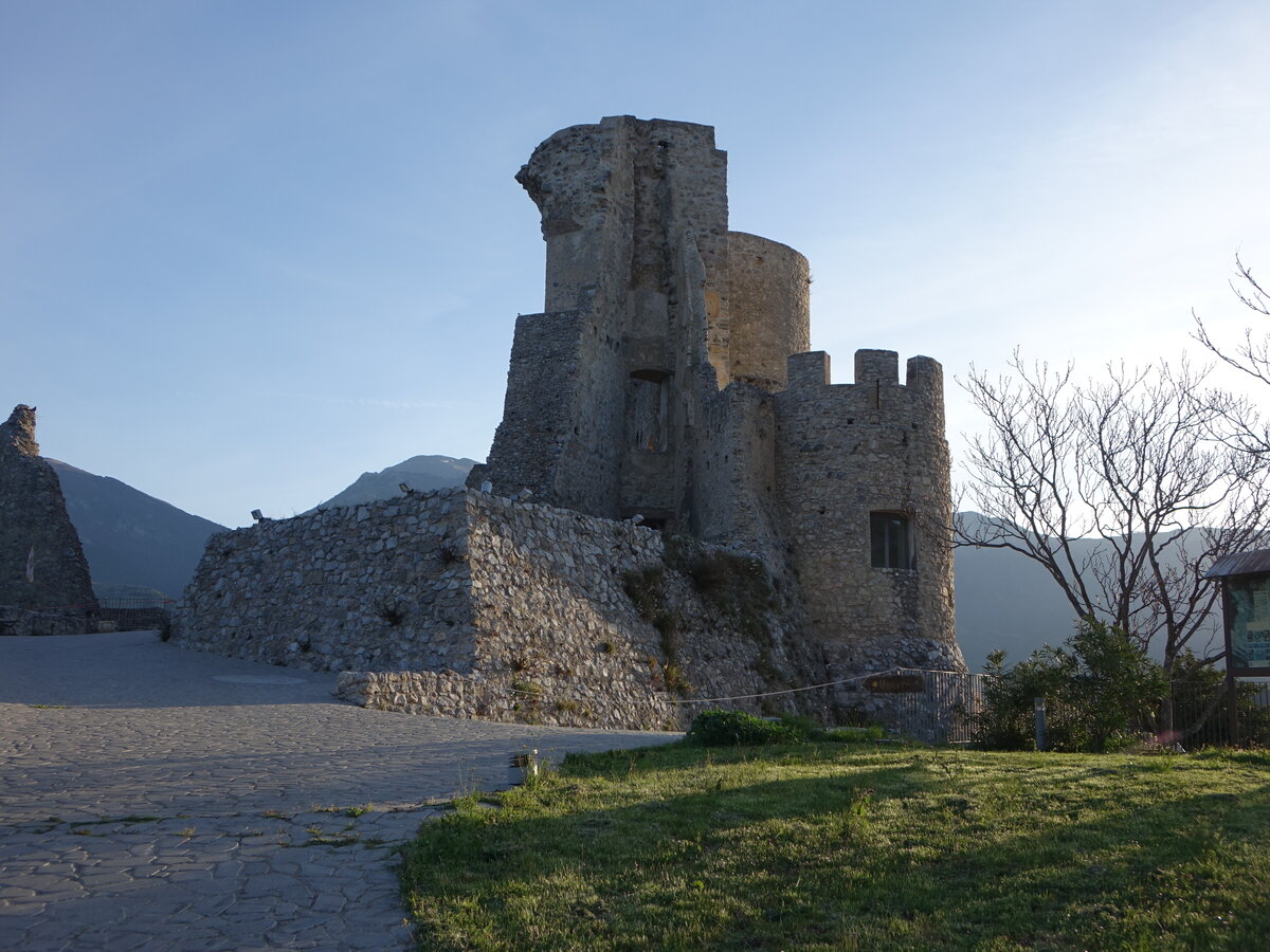Morano Calabro, normannische Burg, im Mittelalter geschleift, Wiederaufbau im 16. Jahrhundert (06.04.2024)