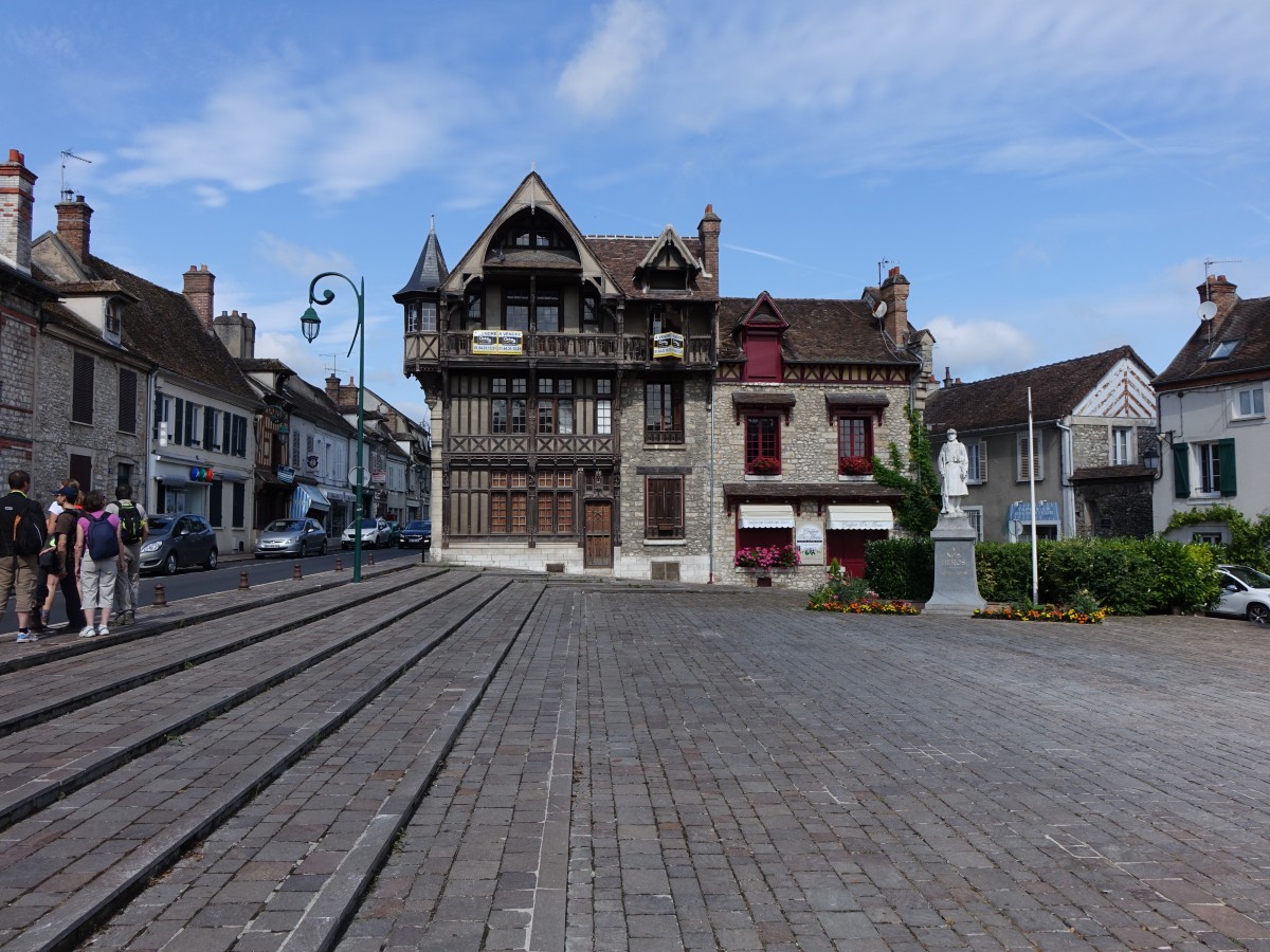 Moret-sur-Loing, Maisson Raccolet in der Grande Rue (19.07.2015)