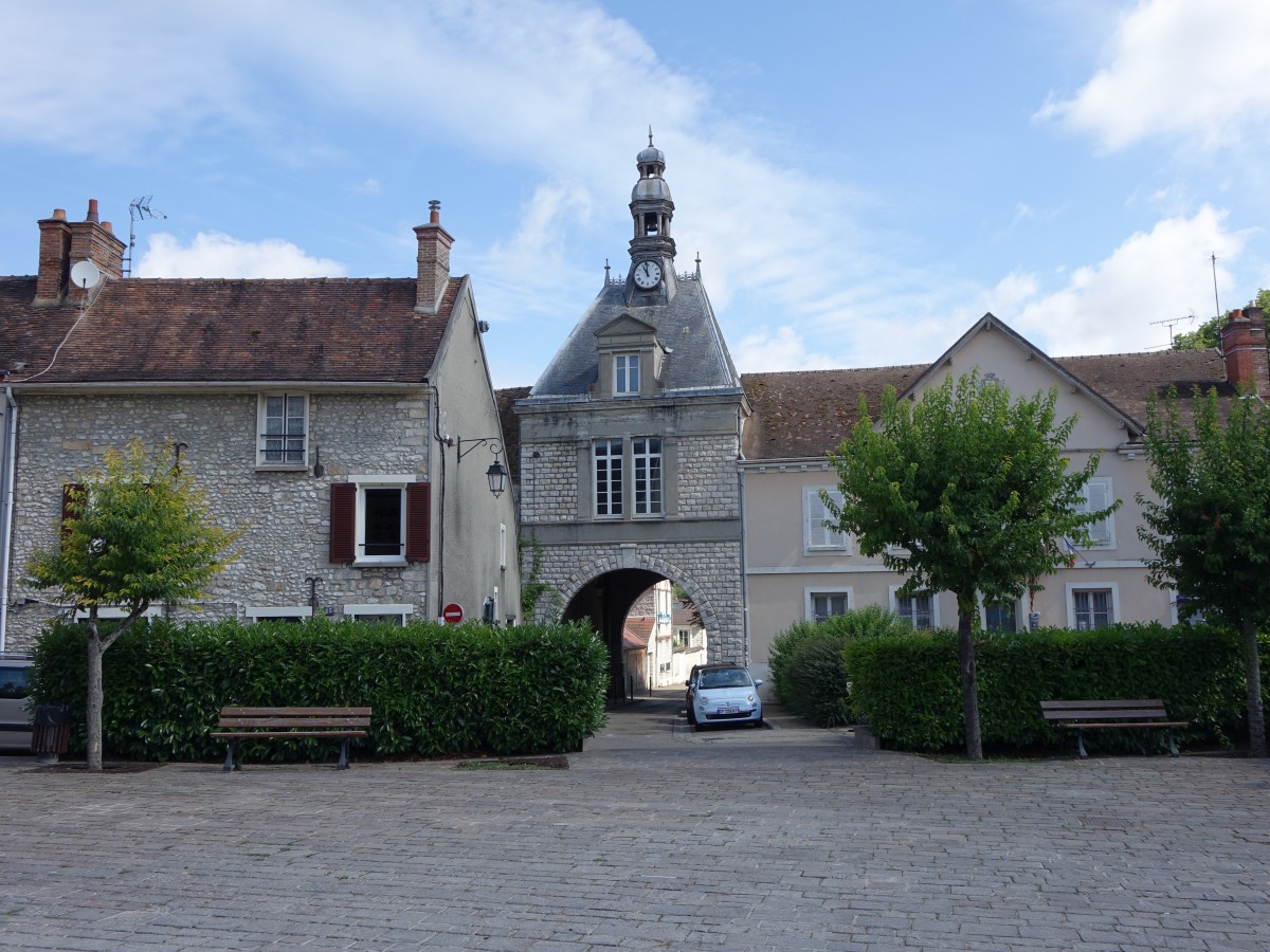 Moret-sur-Loing, Stadttor am Place Hotel de Ville (19.07.2015)