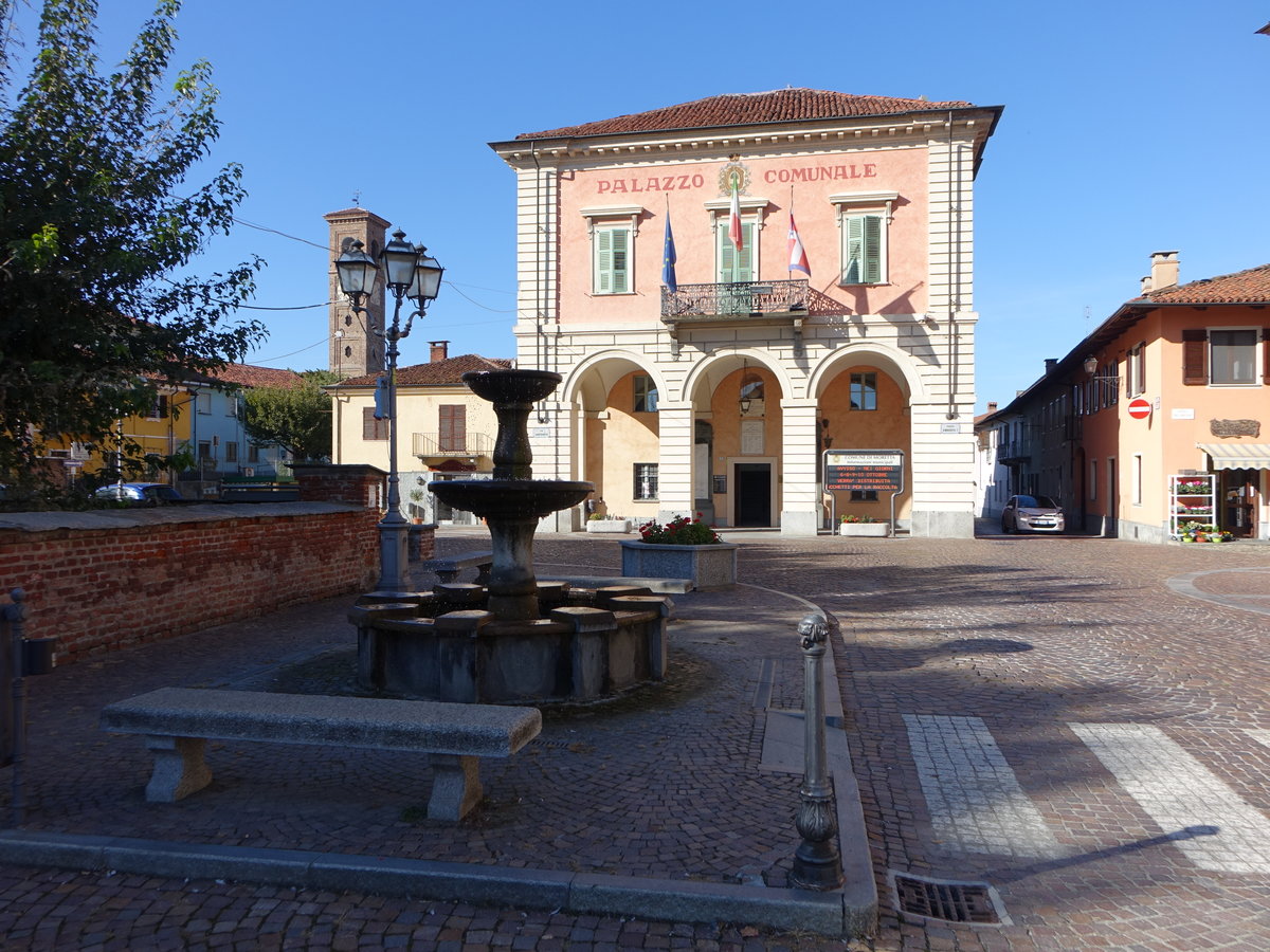 Moretta, Rathaus an der Piazza Umberto I. (03.10.2018)
