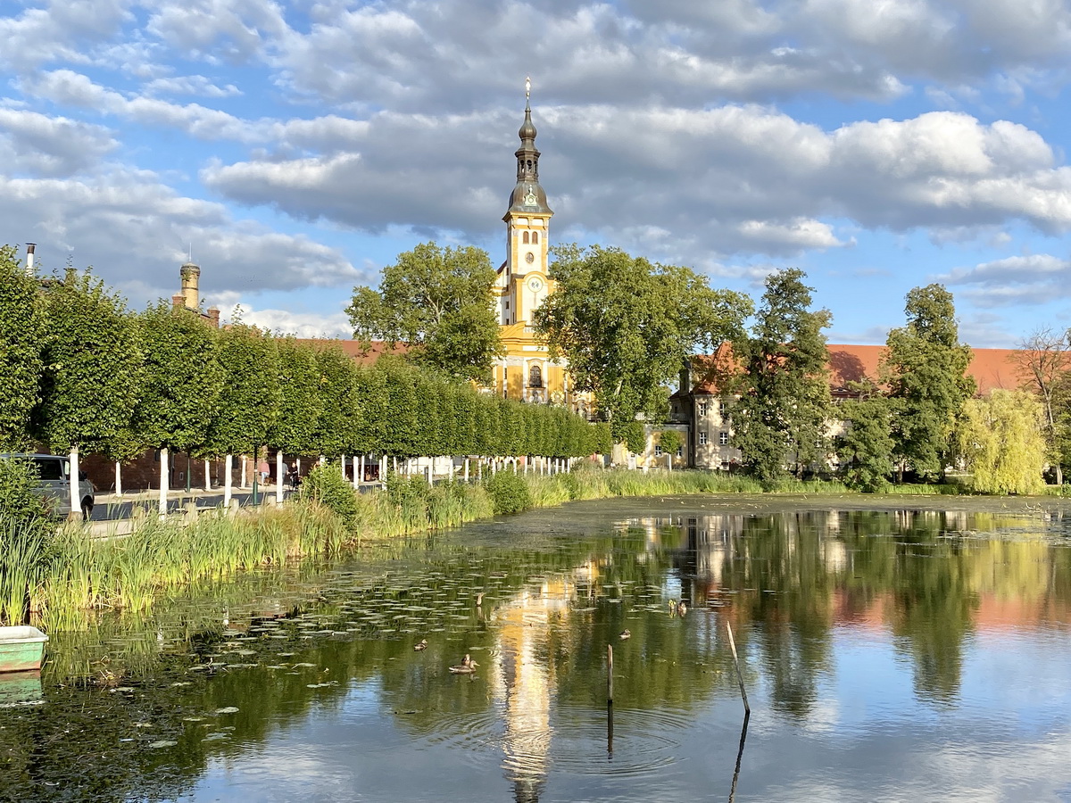 Morgenansicht des Klostergelnde in Neuzelle vom Klosterteich aus gesehen am 10. September 2020.