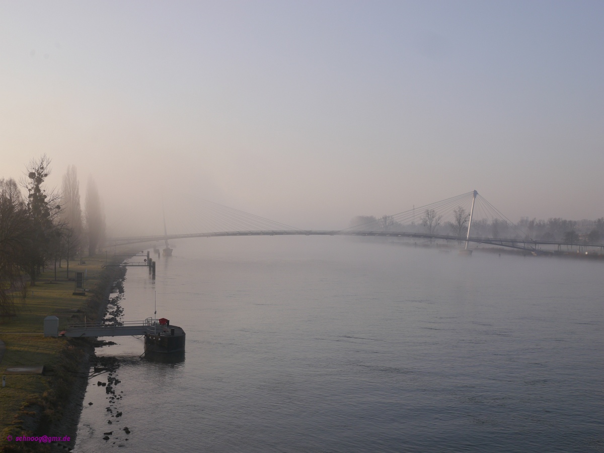 Morgendliche Nebelstimmung ber dem Rhein mit der Mimram-Fugngerbrcke zwischen Kehl und Straburg.


2015-02-28 Kehl
