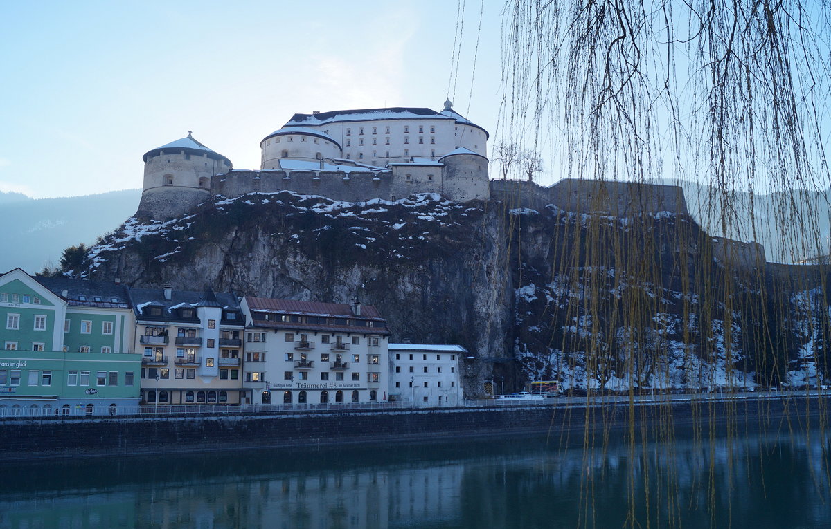 Morgendlicher Blick auf die Festung in Kufstein, die einst als Staatsgefängnis diente; 25.02.2019.