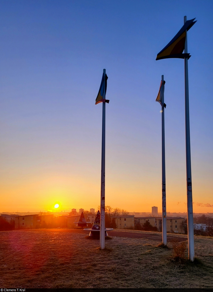 Morgendlicher Stopp beim Joggen auf dem Aussichtshgel Heide-Sd. Neben den fahnenartigen Masten geht die Sonne auf – ein klarer Wintertag kndigt sich an.

🕓 5.12.2024 | 8:20 Uhr