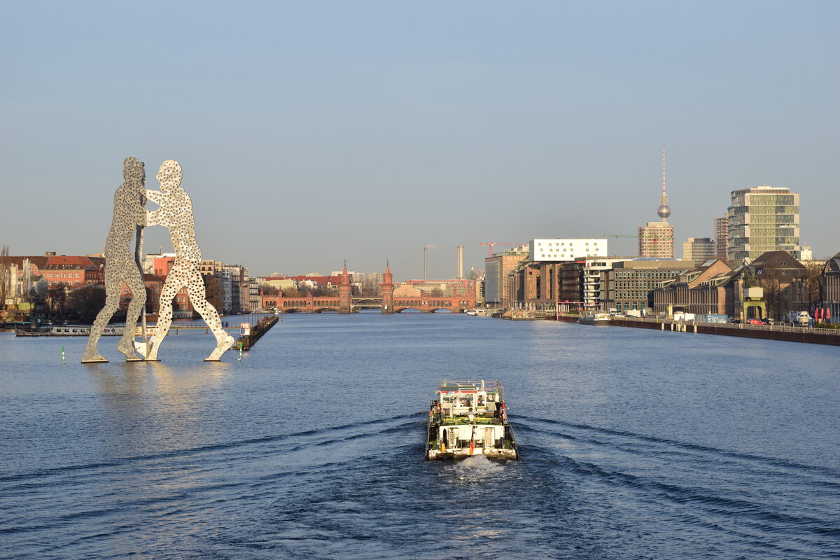 Morgenidylle an der Spree. Rechts sieht man den Molecule Man und dahinter das seit Jahren vergammelnde Schiff Dr. Ingrid Wengler. In der Mitte sieht man die Oberbaumbrcke und rechts sieht man alten Berliner Osthafen sowie den Berliner Fernsehturm. 

Berlin 14.02.2022