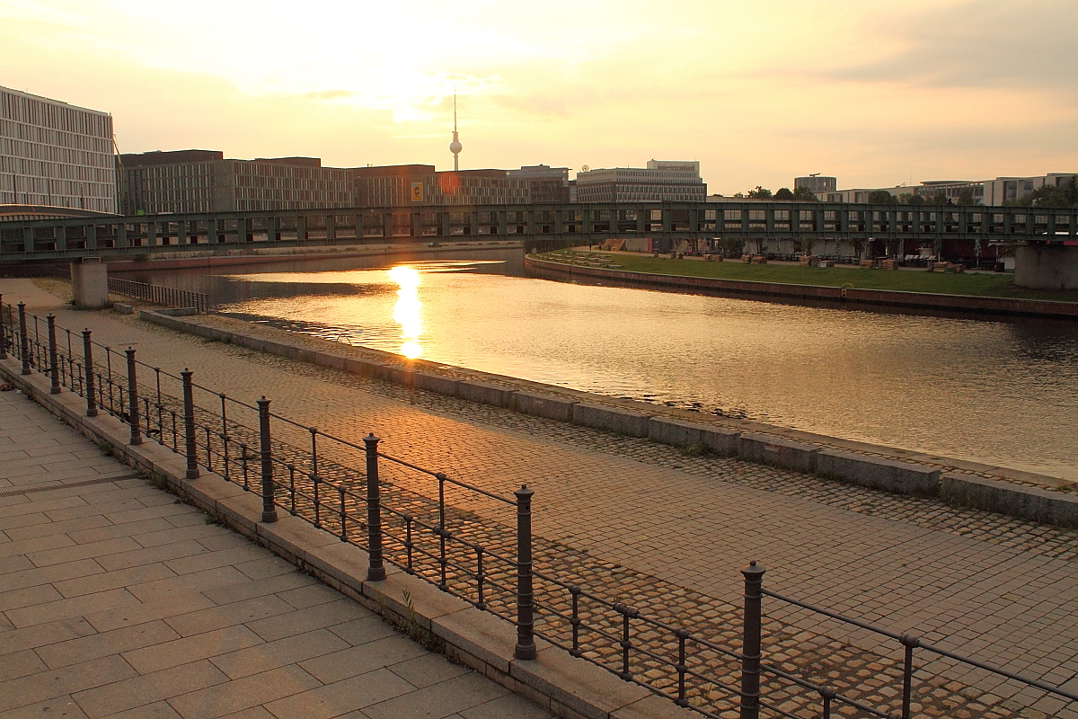 Morgenstund hat Gold im Mund, mindestens auf der Spree.
Ein morgendlicher Blick ber die Gustav-Heinemann-Brcke gen Osten vom Berliner Hauptbahnhof am 11.09.2015.