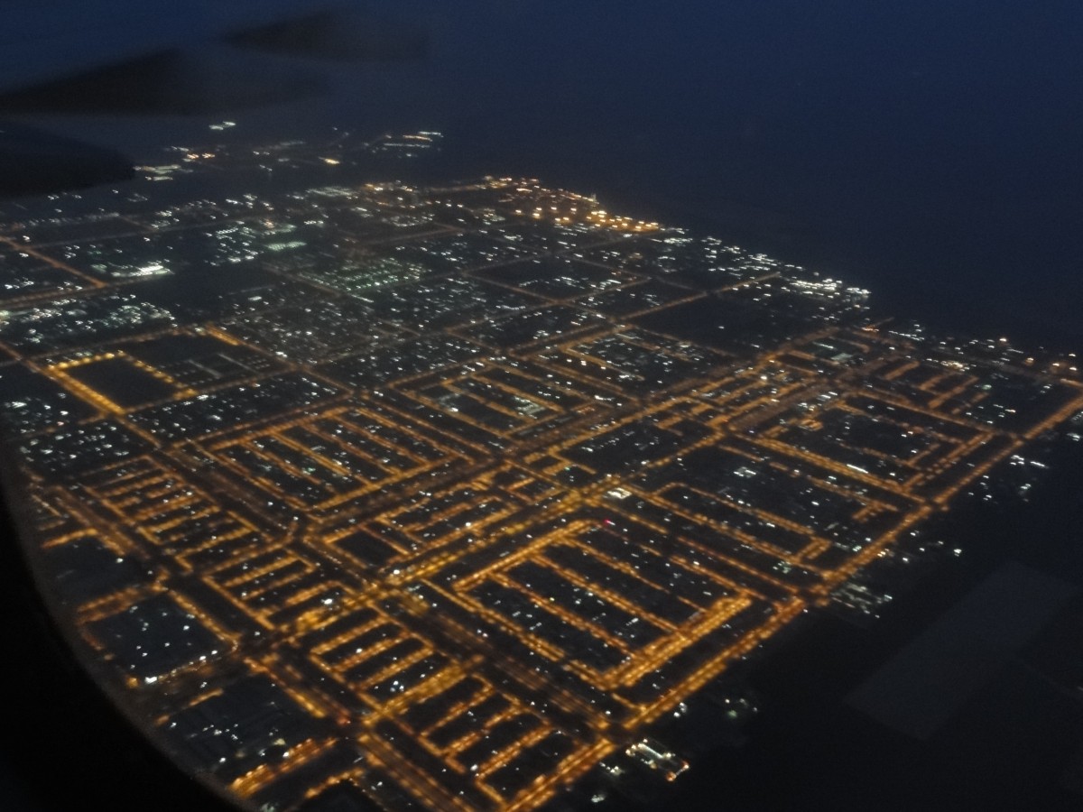 Morgentlicher Anflug auf den Flughafen von Abu Dhabi am 11. April 2012.