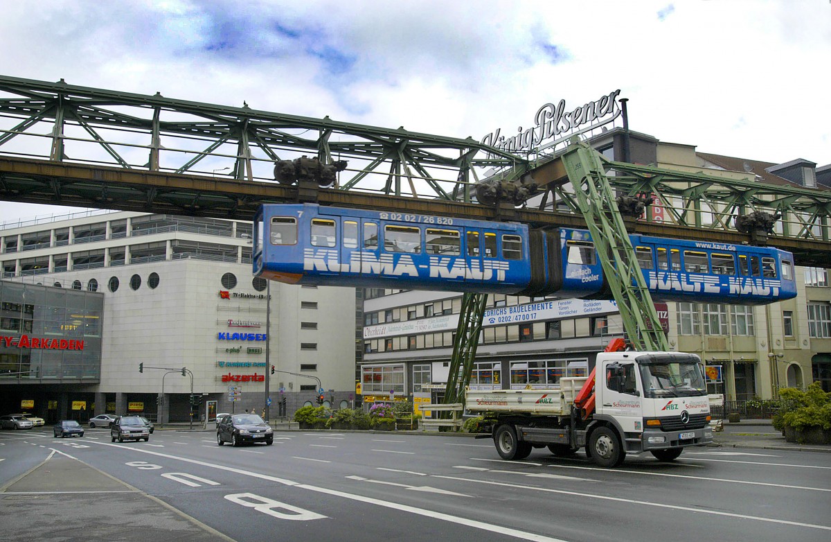 Morianstrae (L70) in Wuppertal. Aufnahme: Mai 2007.