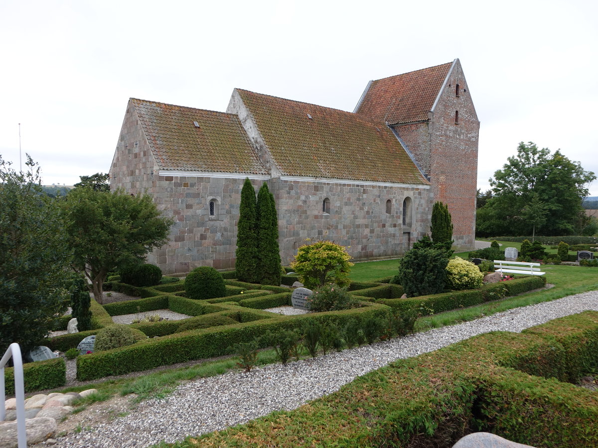 Morke, romanische evangelische Dorfkirche, erbaut im 12. Jahrhundert (21.09.2020)