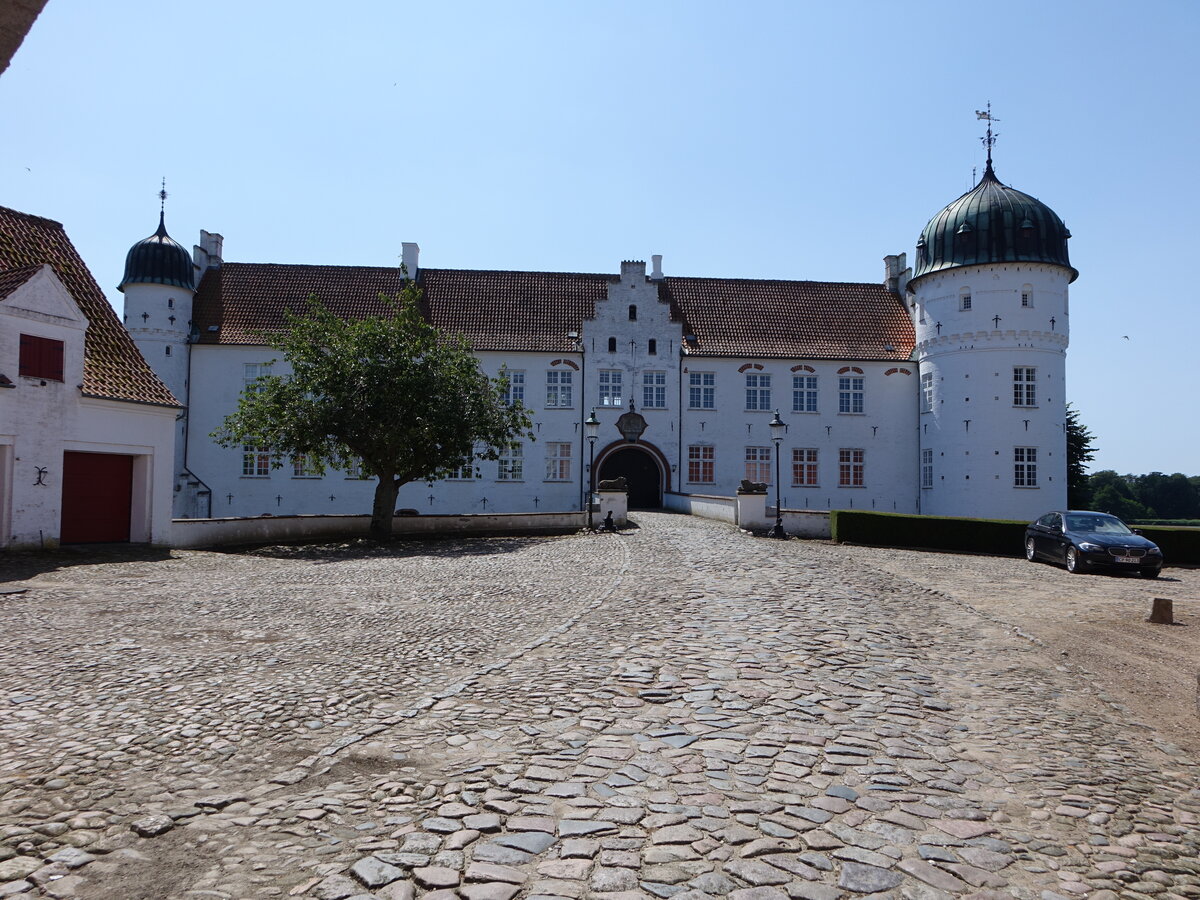 Morkov, Schloss Torbenfeldt, erbaut im 15. Jahrhundert (17.07.2021)