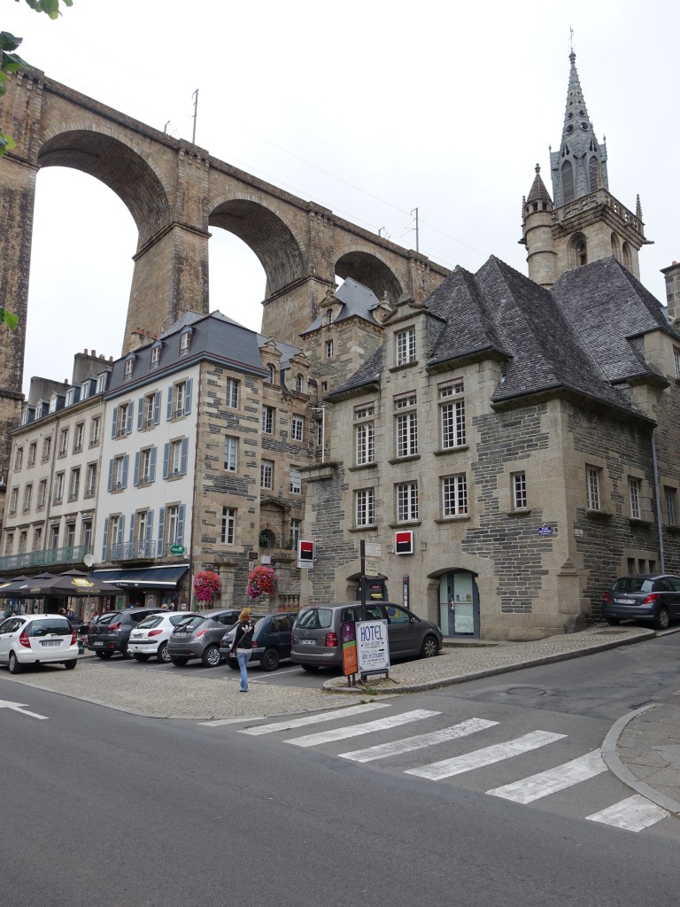 Morlaix, Eisenbahnviadukt von 1861 und Saint Melanie Kirche (14.07.2015)