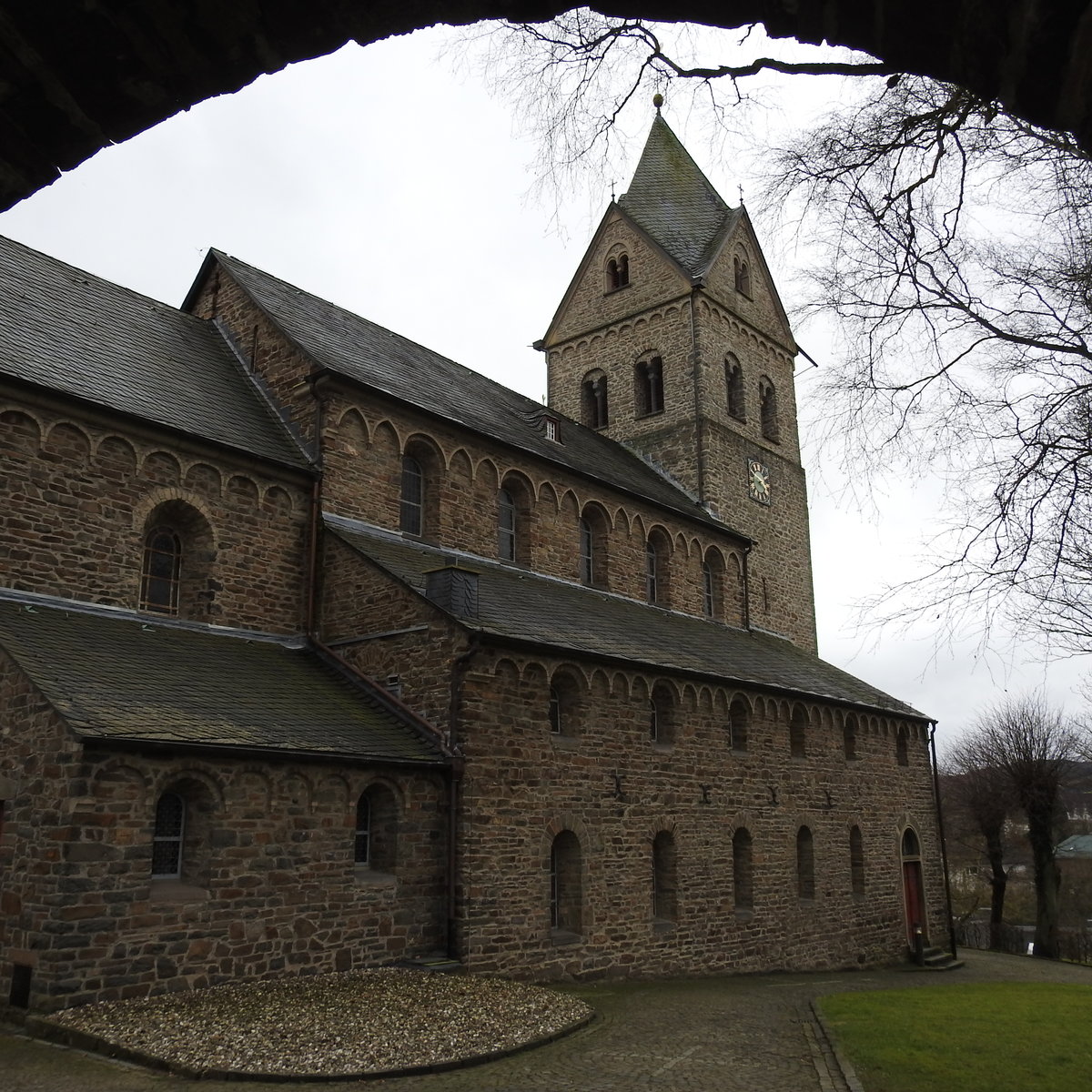 MORSBACH/NRW-KATH. PFARRKIRCHE ST. GERTRUD
Die Stadt im OBERBERGISCHEN KREIS an der Grenze zu RHEINLAND-PFALZ wird berragt von
 ST. GERTRUD  auf einer Anhhe,einer romanischen Emporenbasilika aus dem 12./13. Jahrhundert,
hier am 24.1.2018...