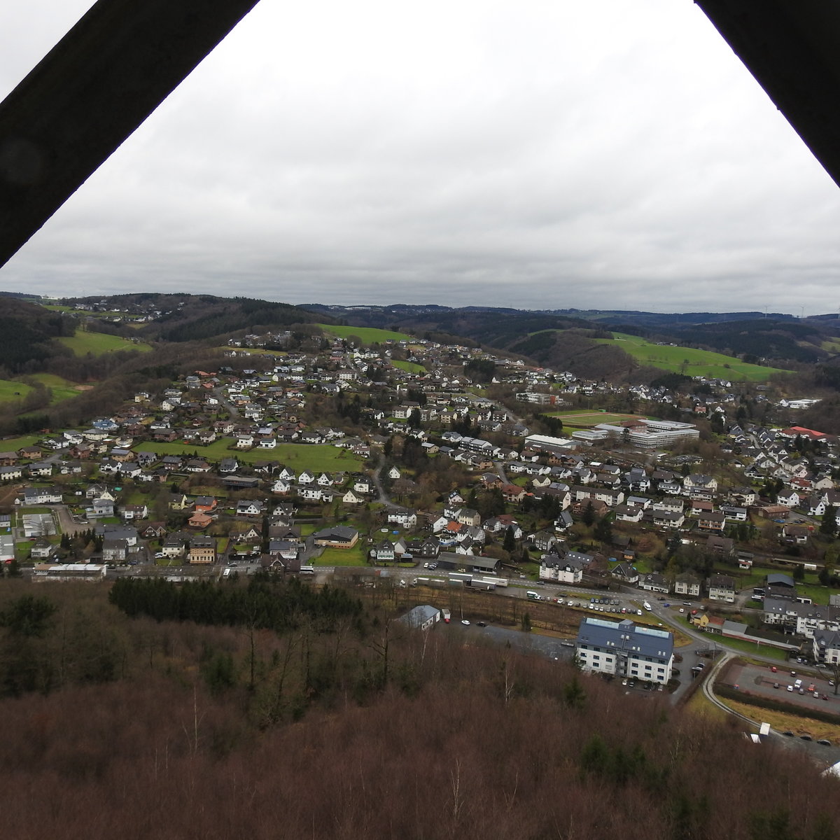 MORSBACH/OBERBERGISCHER KREIS/NRW
Am 24.1.2018 fllt der Blick auf die Stadt am uersten sdlichen Ende des OBERBERGISCHEN KREISES
vom Aussichtsturm auf der HOHEN HARDT(338,9 Meter ber NN)...Von hier oben reicht der Blick bis zum
RHEINISCHEN SIEBENGEBIRGE......