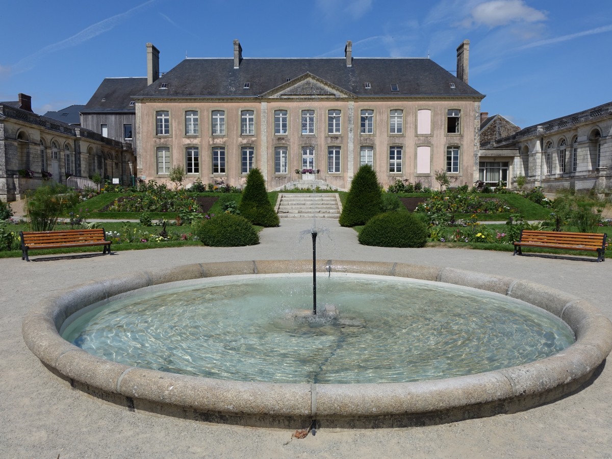 Mortagne-au-Perche, Hotel Crestien de Galais, erbaut 1782, heute Rathaus (17.07.2015)