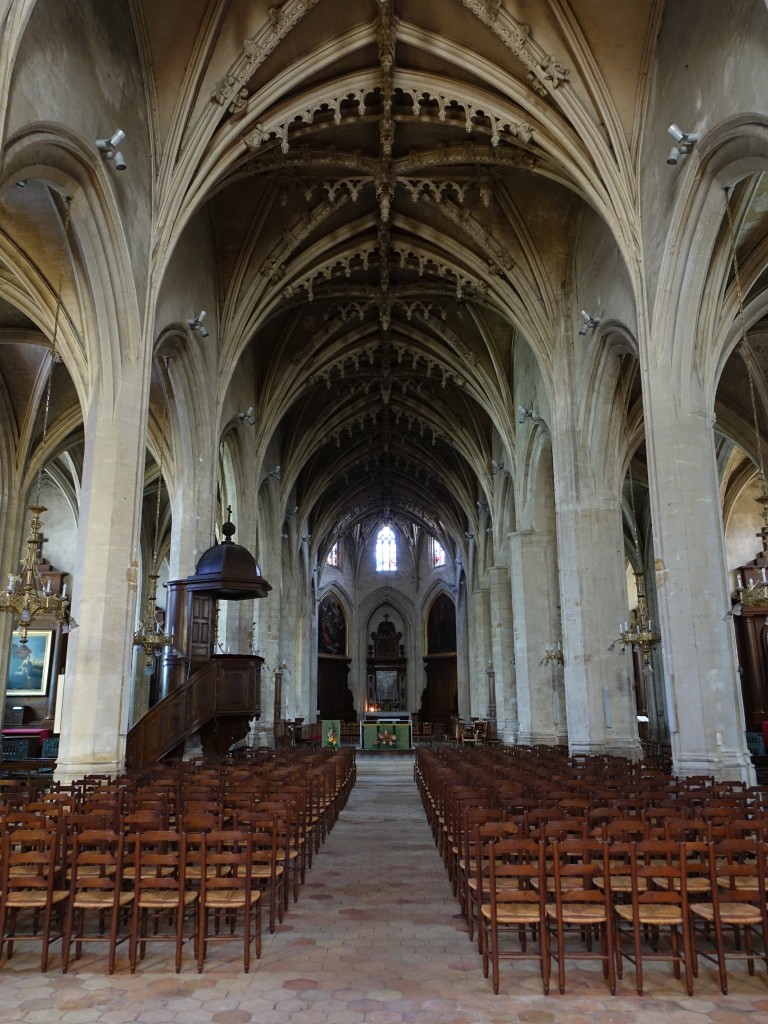 Mortagne-au-Perche, Mittelschiff in der Notre Dame Kirche (17.07.2015)