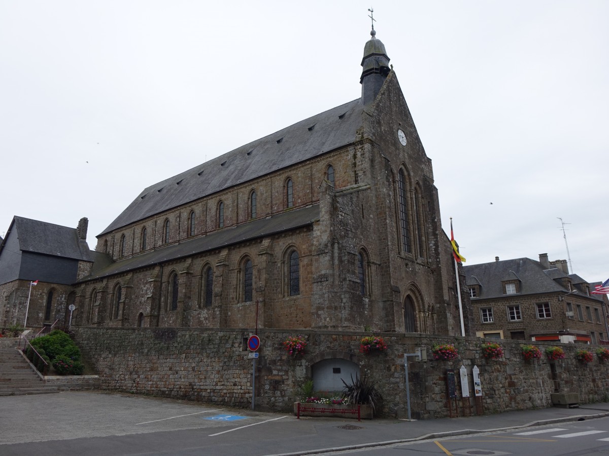 Mortain, ehem. Kollegiatskirche St. Evroult, erbaut im 13. Jahrhundert (12.07.2015)