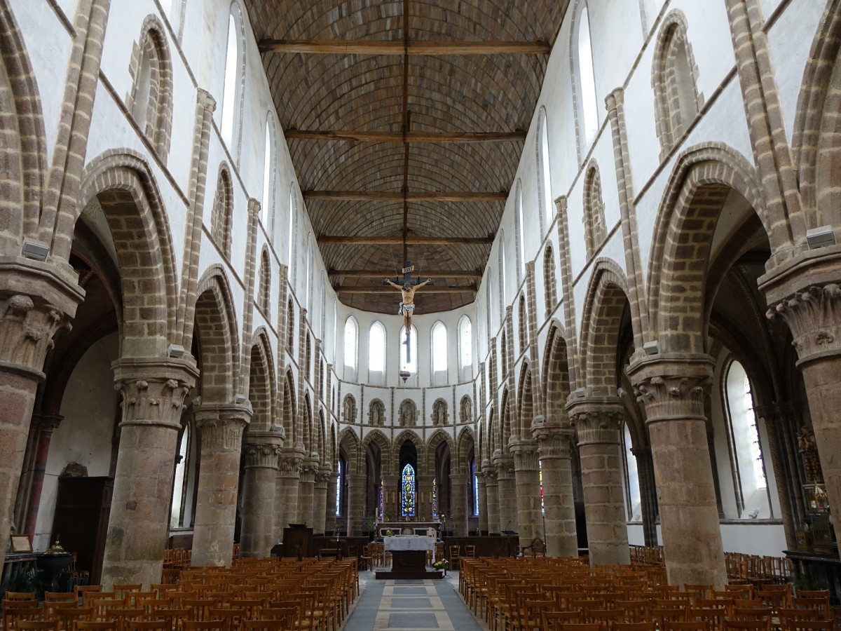 Mortain, Innenraum der St. Evroult Kirche (12.07.2015)