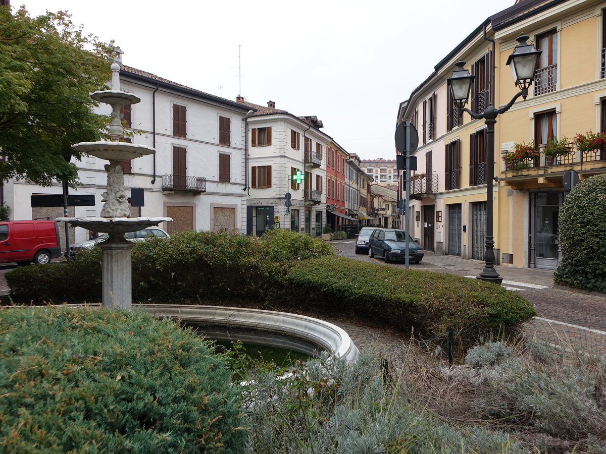 Mortara, Brunnen und Gebude an der Piazza Martiri della Liberta (06.10.2018)