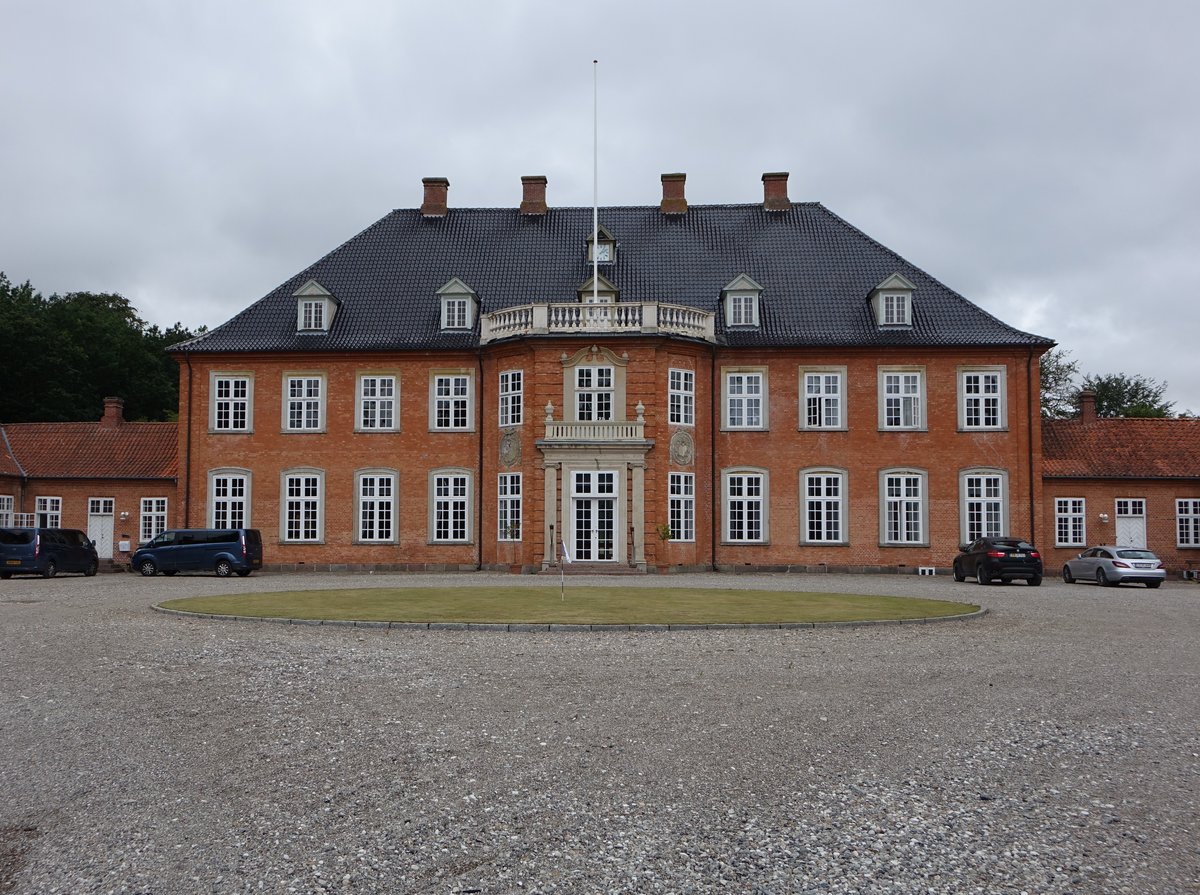 Morud-Langeso, klassizistischer Herrensitz, erbaut von 1774 bis 1778 fr den Geheimrat Adam Christoffer von Holstein, der Mittelflgel ist zweistckig mit einem Walmdach mit blau glasierten Dachziegeln (21.07.2019)
