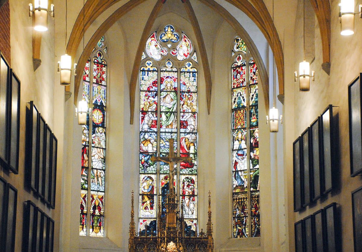 Mosaikfenster auf der Ostseite der Thomaskirche in Leipzig. Aufnahme: 29. April 2017.