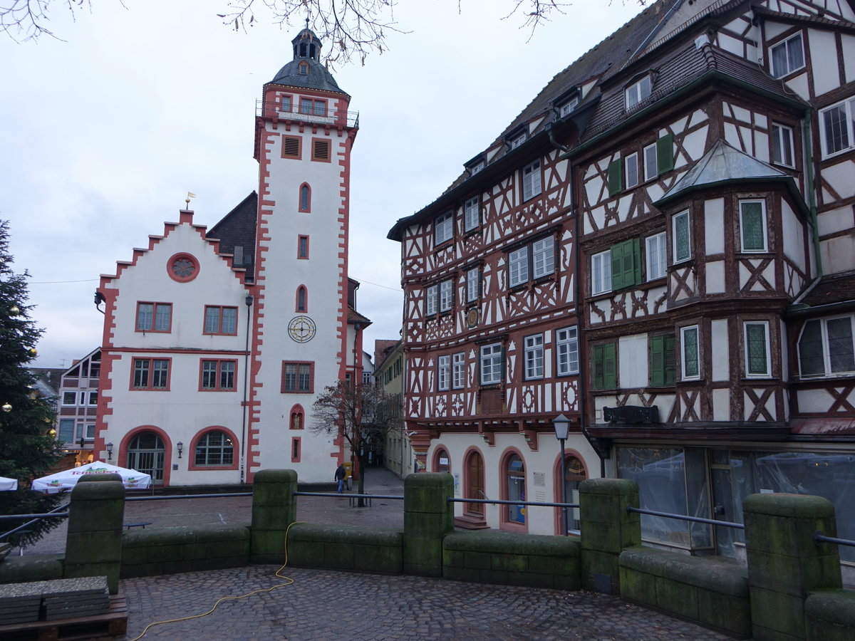Mosbach, historisches Rathaus am Marktplatz, erbaut von 1557 bis 1558 (24.12.2018)