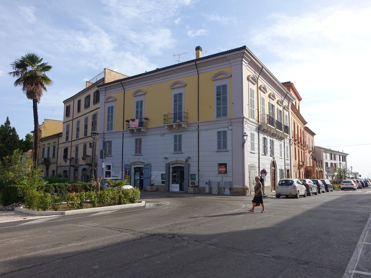 Mosciano Sant Angelo, Huser an der Piazza IV. Novembre (16.09.2022)
