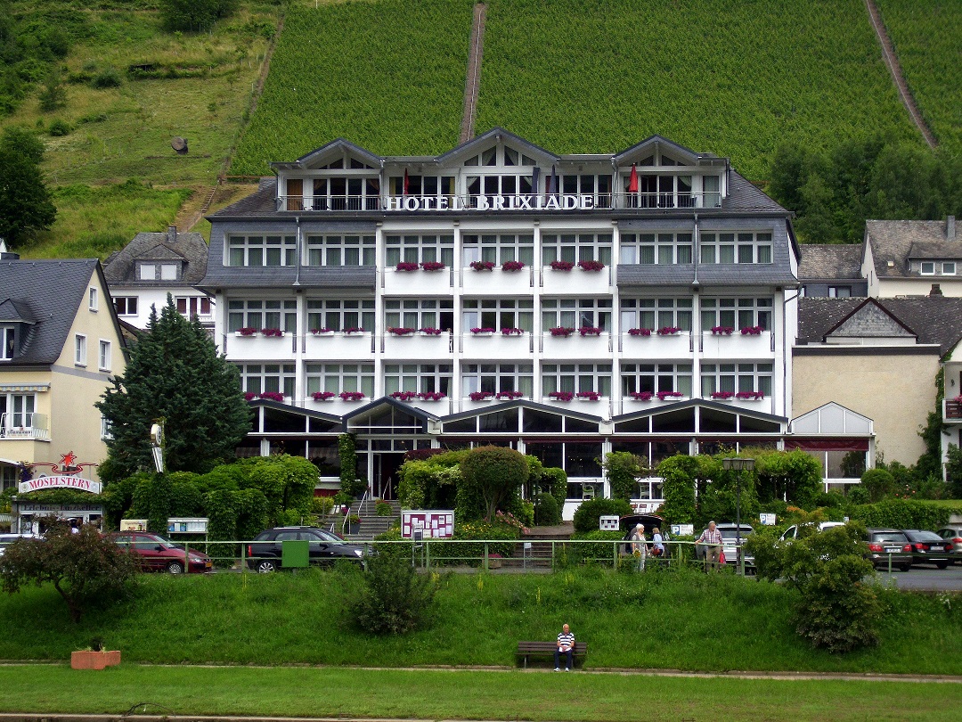 Moselstern Hotel Brixiade in Cochem, fotografiert auf dem Fahrgastschiff  Moselprinzessin . [Ende Juni 2016]