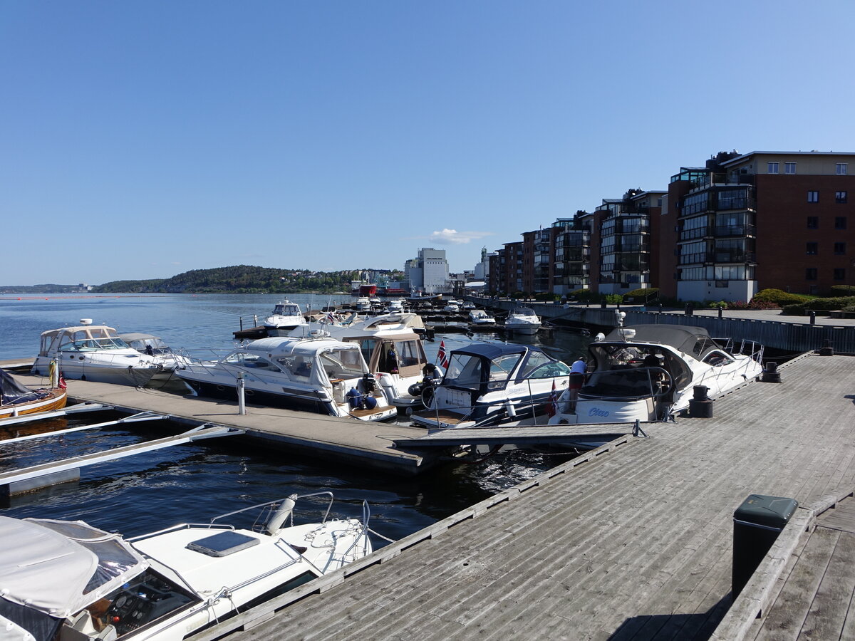 Moss, moderne Huser an der Bryggepromenaden am Hafen (21.05.2023)