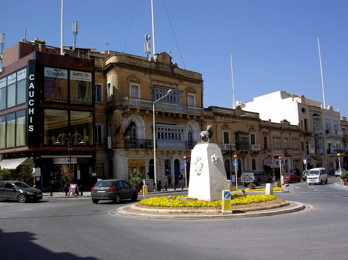 Mosta, Denkmal in der Kibra Strae vor der Rotunda (21.03.2014)