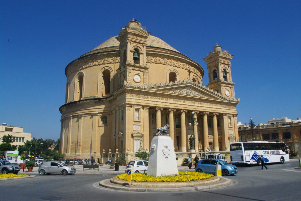 Mosta, Rotunda Maria Himmelfahrt, erbaut von 1833 bis 1871, Baumeister Grognet de Vasse, Vorhalle mit sechs ionischen Sulenpaaren (21.03.2014)