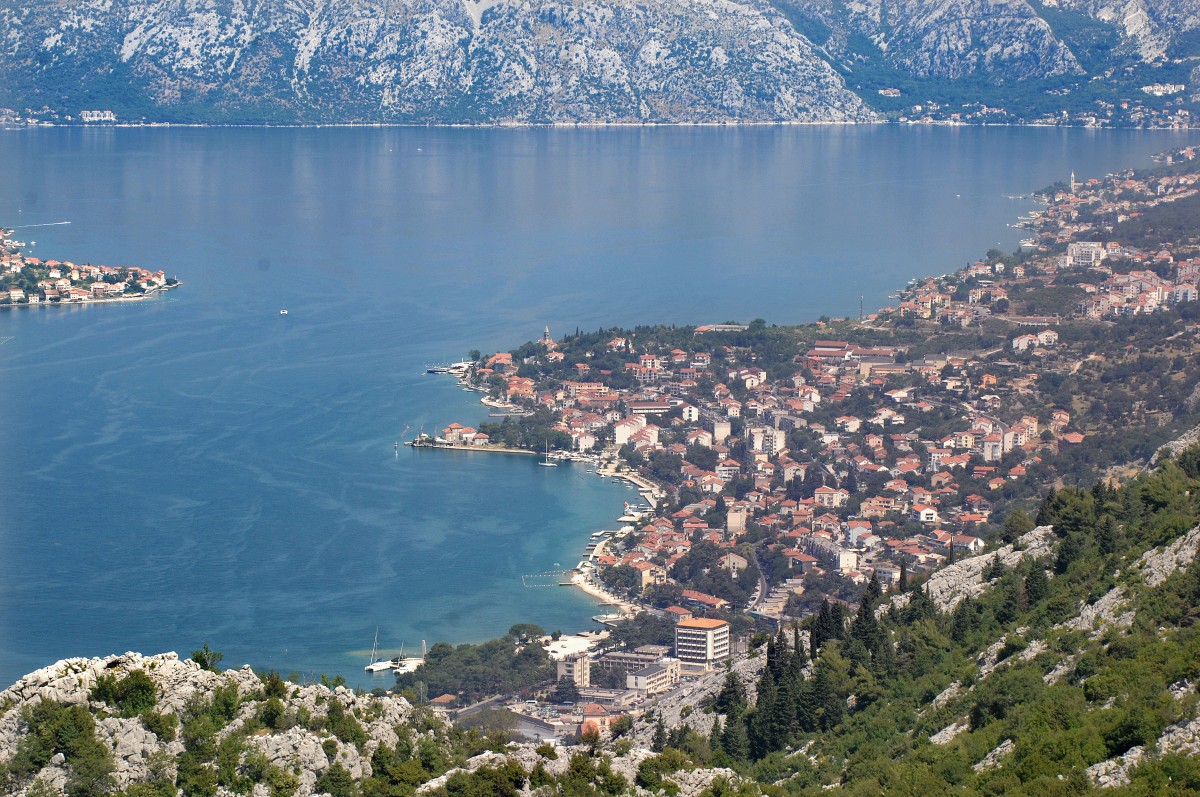 Motor und Plagente an der Frde Boka Kotorska in Montenegro - Aufnahme: 4. Juli 2012.