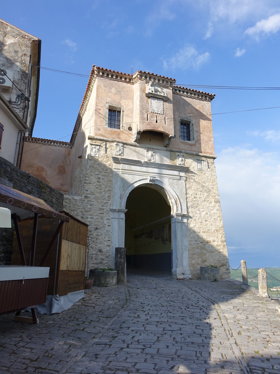 Motovun, ueres Stadttor (Toranj novih vrata), geschmckt mit den Wappen bedeutender Patrizierfamilien (29.04.2017)