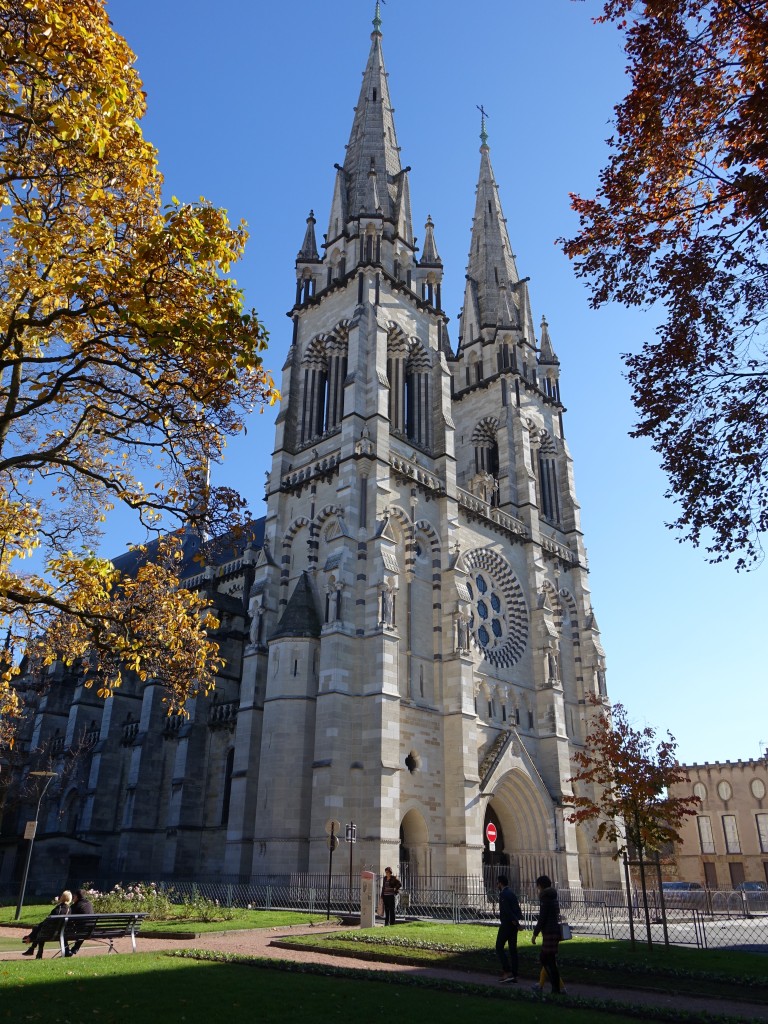 Moulins, Kathedrale Notre-Dame, erbaut im 15. Jahrhundert mit neugotischen Trmen aus dem 19. Jahrhundert (31.10.2015)