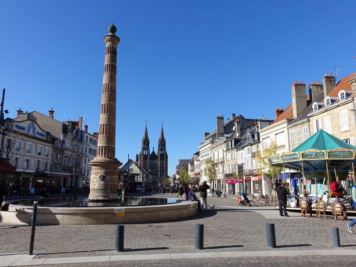 Moulins, Place de Allier mit Fontaine de Saincy und Sacre-Coeur Kirche (31.10.2015)