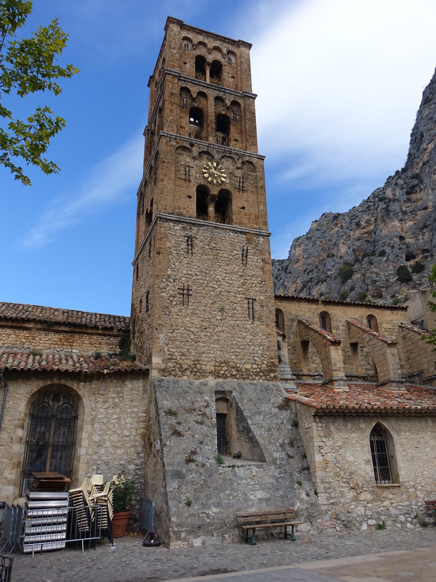 Moustiers-Sainte-Marie, Kirche Notre-Dame de la Assomption am Place de Eglise, erbaut im 12. Jahrhundert (24.09.2017)