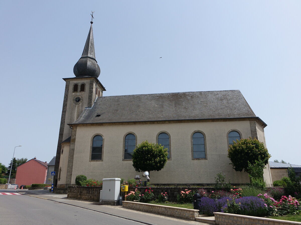 Moutfort, kath. Pfarrkirche St. Agathe in der Rue de Oetrange (18.06.2022)