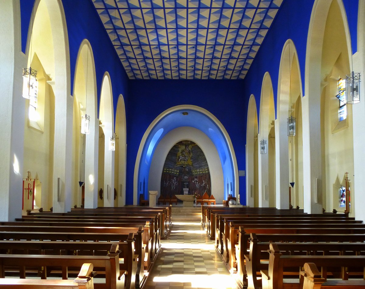 Mhlacker, Bilck zum Altar in der Herz-Jesu-Kirche, Aug.2017