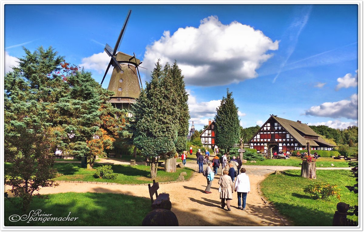 Mhlen-Museum in Gifhorn, einige Windmhlen liegen auf kleinen Inseln, die durch Brcken miteinander verbunden sind, dass Gelnde ist komplett von Wasser umgeben.
Im Bild der Nachbau der Windmhle von Sancoussie in Potsdam und der Markplatz mit den schicken Fachwerkhusern. September 2013.  