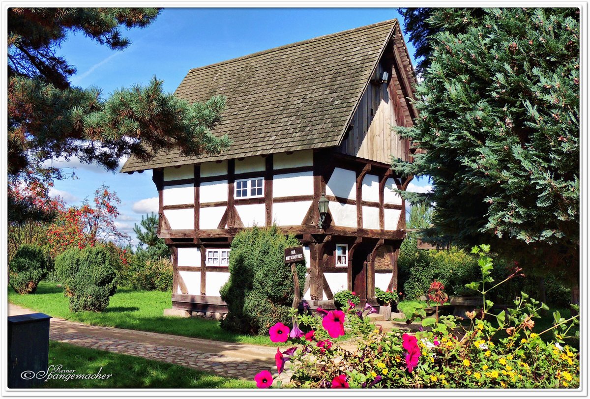 Mhlen-Park (Mhlenmuseum) in Gifhorn. Im Bild der historische Treppenspeicher. Habe schon einige gesehen, dieser ist allerdings ein Prachtstck. September 2013. 