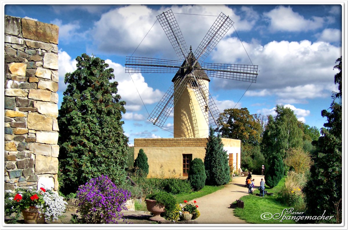 Mhlen-Park (Museum) in Gifhorn Niedersachsen. September 2013. Wir blicken vom Treppenabsatz der Franzsischen Windmhle, auf die Mallorquinische Windmhle im Hintergrund.