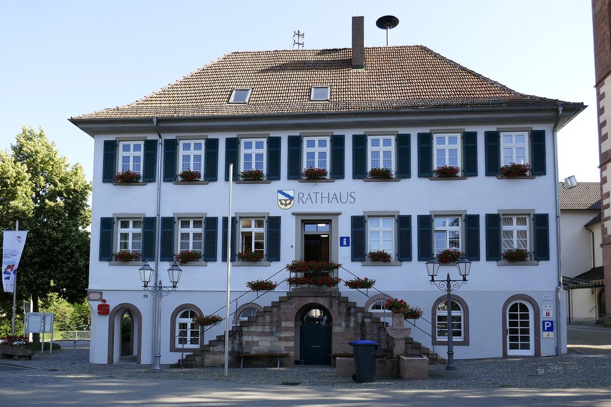 Mhlenbach, das Rathaus des ca. 1700 Einwohner zhlenden staatlich anerkannten Erholungsortes in einem Seitental des Kinzigtales im mittleren Schwarzwald, Juni 2020