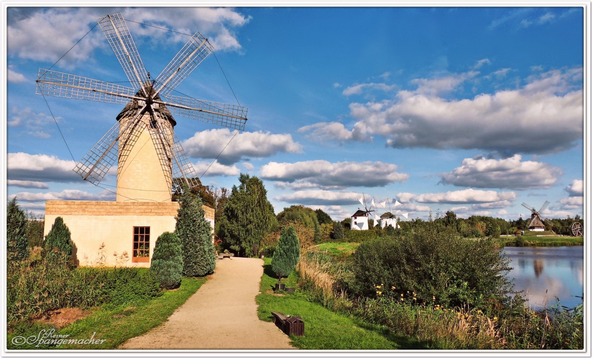 Mhlenmuseum in Gifhorn Niedersachsen. Im Vordergrund die Mallorquinische Windmhle, September 2013. 